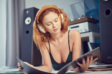 Vinil için dinleme dinlenme seksi kadın görüntüsünü