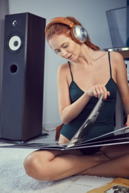 Vinil için dinleme dinlenme seksi kadın görüntüsünü