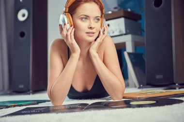 Vinil için dinleme dinlenme seksi kadın görüntüsünü