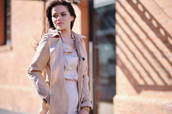Vidám fiatal kaukázusi nő viselése kabát Walking — Stock Fotó