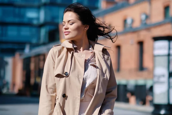 Kvinna i en Business Suit poserar på gatorna. Ung vacker — Stockfoto