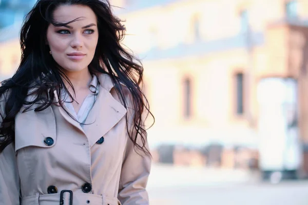 Allegro giovane donna caucasica che indossa cappotto a piedi — Foto Stock