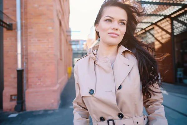 Vrolijke jonge Kaukasische vrouw dragen jas lopen — Stockfoto