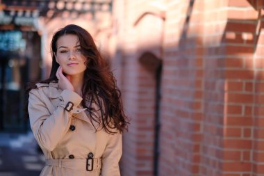 Şık ve neşeli. Kamera Wi bakarak güzel genç kadın