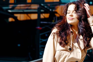 Şık ve neşeli. Kamera Wi bakarak güzel genç kadın