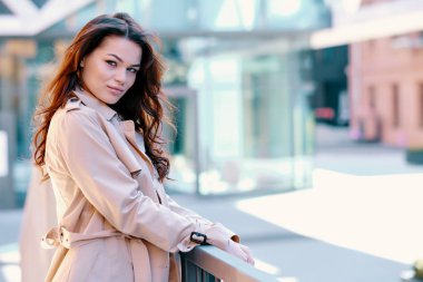 Şık ve neşeli. Kamera Wi bakarak güzel genç kadın