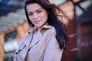 Şık ve neşeli. Kamera Wi bakarak güzel genç kadın