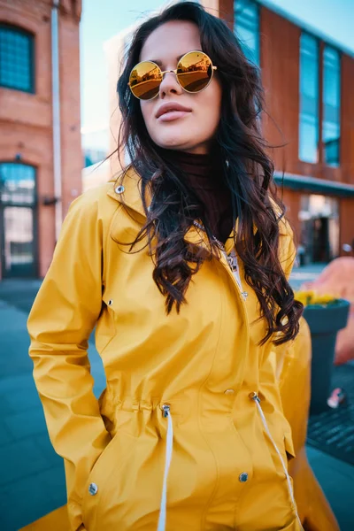 Concepto de moda femenina. De cerca. Detalle colorido del abrigo amarillo — Foto de Stock