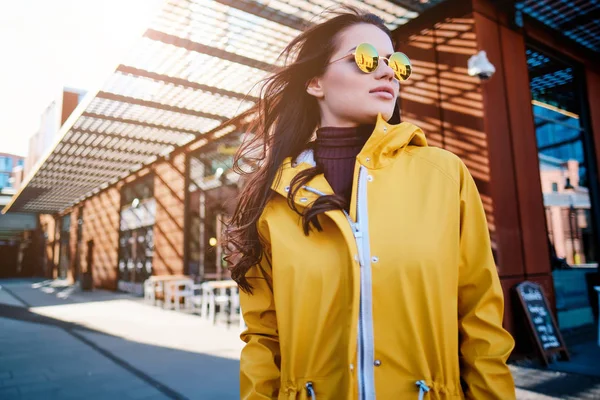 Γυναικεία ιδέα μόδας. Κοντινό. Πολύχρωμο λεπτομέρεια του κίτρινου παλτό — Φωτογραφία Αρχείου