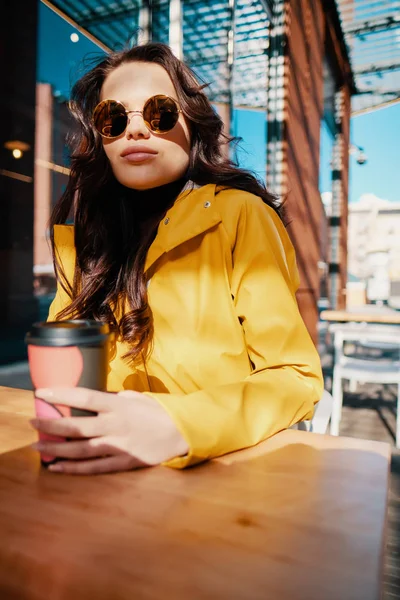 La mujer bebe su café caliente en la calle. Retrato de elegante S — Foto de Stock