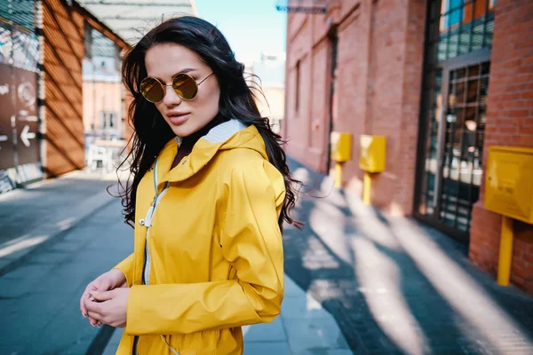 Concepto de moda femenina. De cerca. Detalle colorido del abrigo amarillo — Foto de Stock