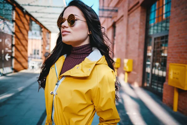 Concepto de moda femenina. De cerca. Detalle colorido del abrigo amarillo — Foto de Stock