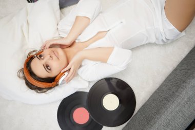 Vinil için dinleme dinlenme seksi kadın görüntüsünü