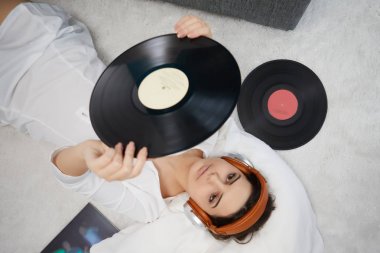 Vinil için dinleme dinlenme seksi kadın görüntüsünü