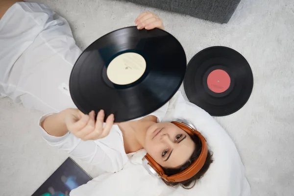 Bilden av vilande sexig kvinna Lyssna på vinyl — Stockfoto