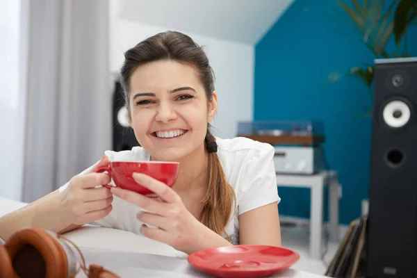 Caffè del mattino. Una bella giovane bruna cerca di raffreddarsi la mattina — Foto Stock