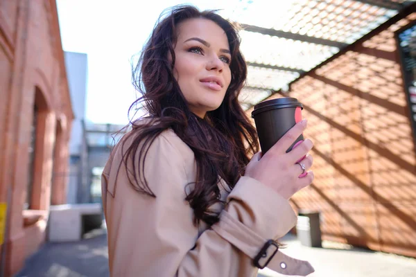 Café Movimento Mulher Bonita Segurando Xícara Café Sorrindo Enquanto Caminha — Fotografia de Stock