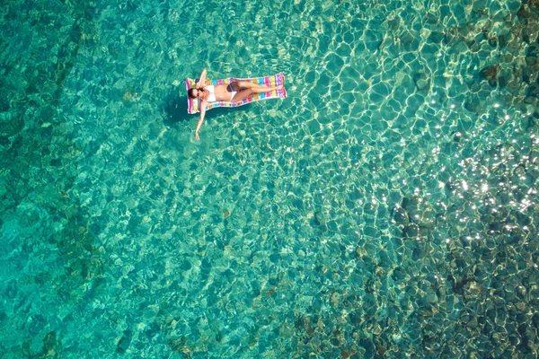 Vue Haut Vers Bas Une Belle Femme Bikini Blanc Qui — Photo