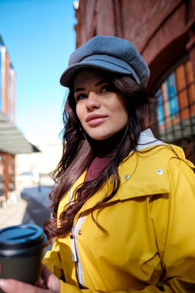 Café Movimiento Hermosa Mujer Joven Sosteniendo Taza Café Sonriendo Mientras — Foto de Stock