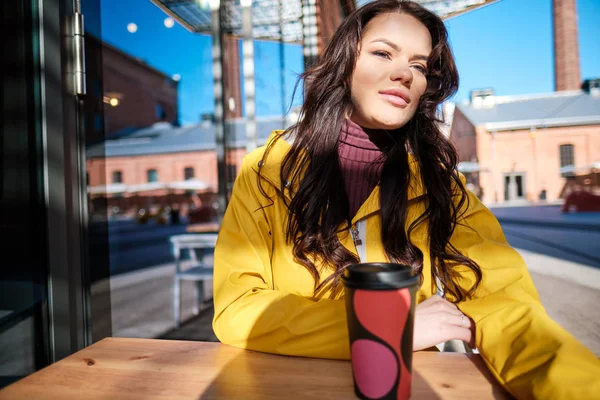 Koffie Voor Onderweg Mooie Jonge Vrouw Houden Koffiekopje Glimlachen Tijdens — Stockfoto