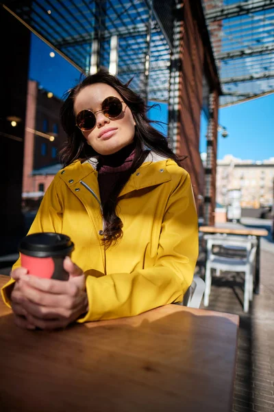 Café Movimiento Hermosa Mujer Joven Sosteniendo Taza Café Sonriendo Mientras — Foto de Stock