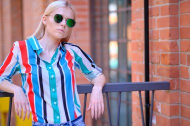 Şehir caddesinde bir yazlık gömlek moda kız