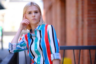 Şehir caddesinde bir yazlık gömlek moda kız