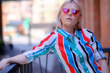 Şehir caddesinde bir yazlık gömlek moda kız