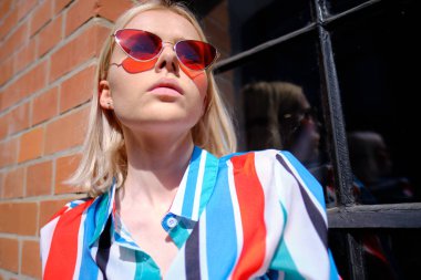 Şehir caddesinde bir yazlık gömlek moda kız