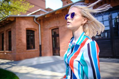 Şehir caddesinde bir yazlık gömlek moda kız