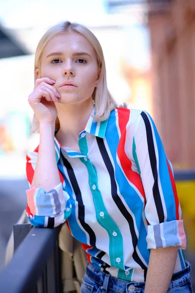 Chica de moda en una camisa de verano en la calle de la ciudad — Foto de Stock