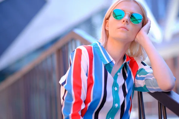 Модная девушка в летней рубашке на городской улице — стоковое фото