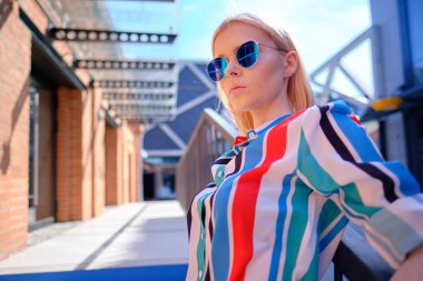 Loft modern şehirde moda yazlık kadın