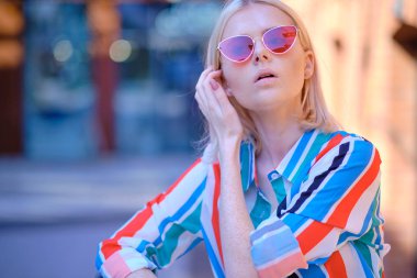 Loft modern şehirde moda yazlık kadın