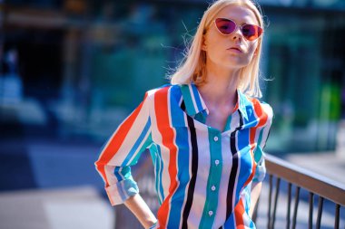 Loft modern şehirde moda yazlık kadın