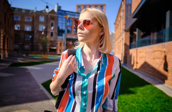 La mujer a la moda veraniega en la ciudad moderna loft — Foto de Stock