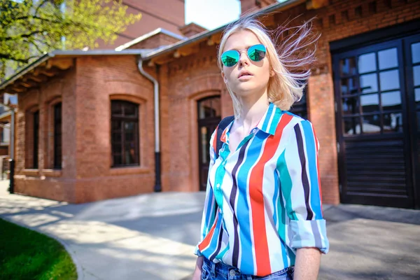 Loft modern şehirde moda yazlık kadın