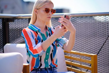 kız bir buildin çatısında kendini bir resim çekiyor