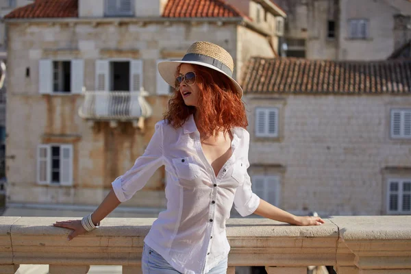 Redhaired nő turista Horvátországban — Stock Fotó