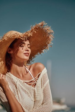 deniz kenarındaki kız. Adriyatik, arka planda yatlar