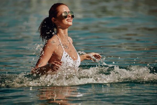 Sommar flicka i en bikini på stranden — Stockfoto