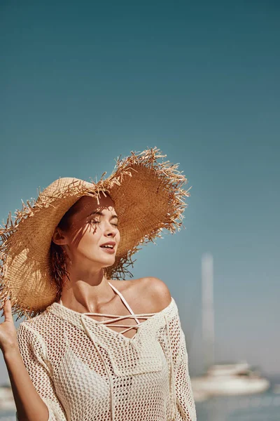 Vintage Bikini Mädchen am Strand. Frau im Bikini am Strand — Stockfoto