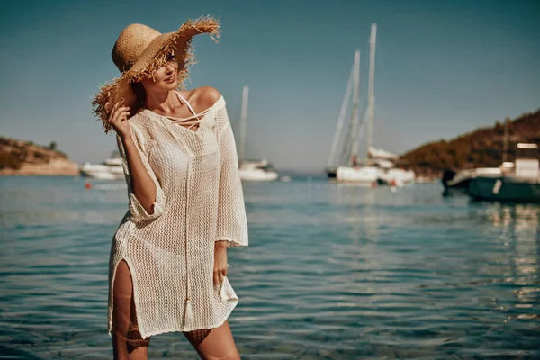 Винтажная девушка из Бикини на пляже. женщина в бикини на пляже о — стоковое фото