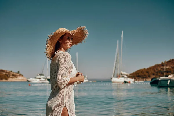 Vintage Bikini Mädchen am Strand. Frau im Bikini am Strand — Stockfoto