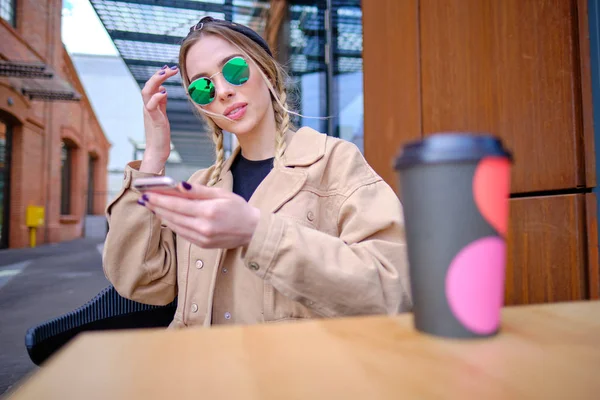 Mujer calle de la ciudad y beber llevar café en taza de papel. Hno. — Foto de Stock