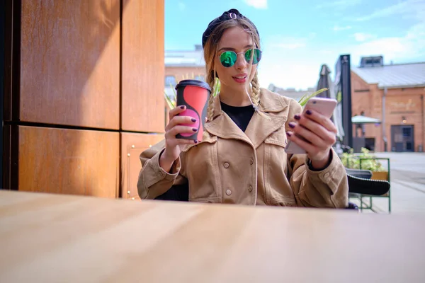 Mujer calle de la ciudad y beber llevar café en taza de papel. Hno. — Foto de Stock