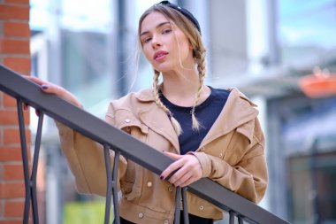 güzel kadın portre sonbahar rüzgarlı gün açık. 