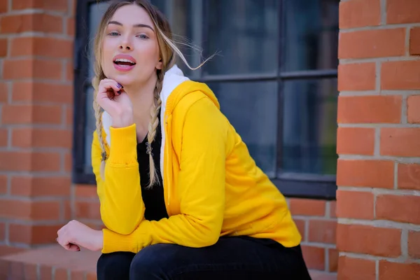 노란색 스웨트 셔츠와 선글라스를 입은 아름다운 여성 — 스톡 사진