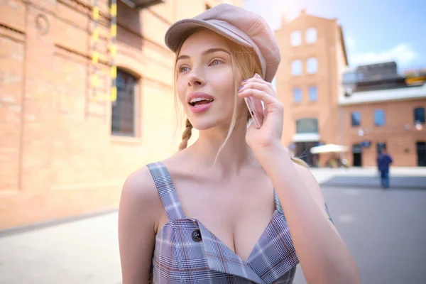 Mujer alegre hablando por teléfono en la calle. — Foto de Stock