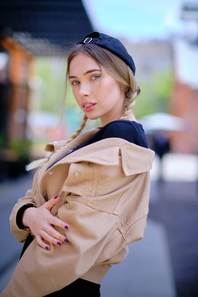 Retrato de chica rubia con el pelo alejado en la calle backgrou —  Fotos de Stock